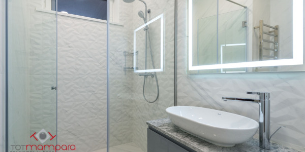 Mamparas de ducha minimalistas: menos perfilería, más estilo
