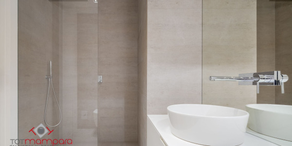 Mamparas de ducha negras mate: tendencia y modernidad en el baño