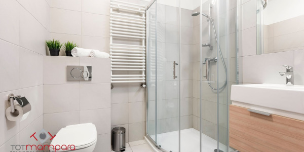 Mamparas de ducha para baños familiares: seguridad y comodidad